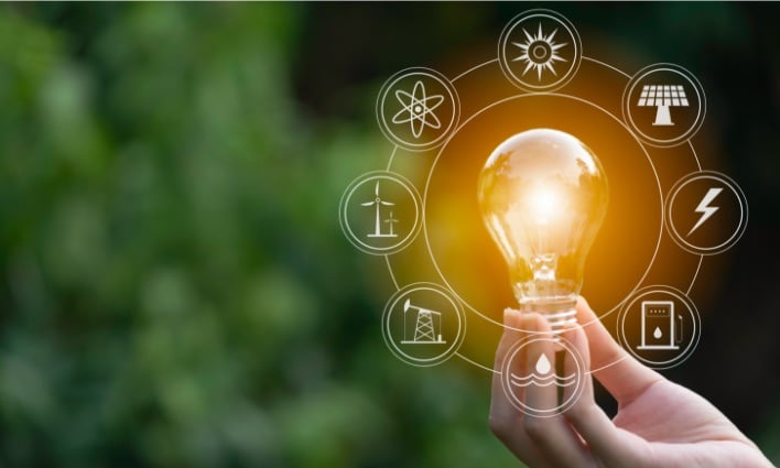 Gestión eficiente de la energía con certificación AENOR: bombilla, energías renovables y sostenibilidad.